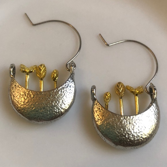 Unique potted plant/flower & butterfly earrings, faux gold/silver - Picture 5 of 10